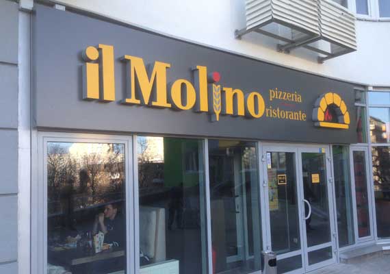 Ресторан-пиццерию сети ILMOLINO мы украсили лаконичной вывеской, настенным и торцевым лайтбоксом. Для создания уюта дополнили интерьер оригинальными люстрами. Ну, а чтобы гости поскорее узнали об открытии ресторана - сделали и закрепили большой баннер.